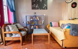 a living room with a couch and a chair at Oleander loft in Ríva