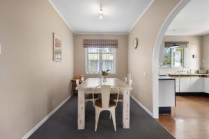 a kitchen and dining room with a table and chairs at Charming 3 Bedroom Family Home Pet Friendly in Hamilton