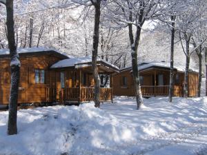 una cabaña de madera en el bosque en la nieve en Campeggio Valle Gesso, en Entracque