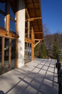 an empty patio of a building with windows at Tara Cozy Home in Mokra Gora