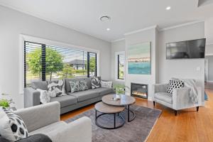 Χώρος καθιστικού στο Stay Taupo - Premium Home with Hot Tub