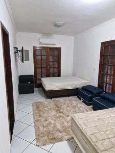 En eller flere senge i et værelse på Chácara Bons Companheiros + 18 billeder