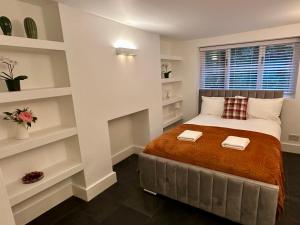 a bedroom with a bed with two towels on it at Beautiful Cosy Apartment in King's Cross in London