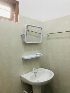 阿努拉德普勒Yu T Home Stay Anuradhapura的浴室设有水槽和墙上的镜子