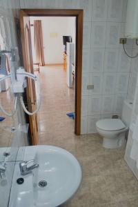 un baño con lavabo e inodoro en Apartment in Las Americas las floritas, en Arona 11 fotos más
