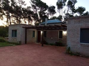 una piccola casa di mattoni con un ampio vialetto di NEco apartamentos Naturistas Nudistas Parejas o mujeres solas a Punta del Este Altre 8 foto