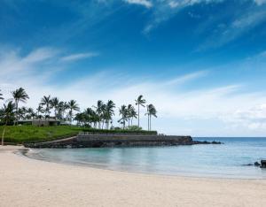 una playa con palmeras y el océano en 4 Bdrm House for 8 at Kamilo, Mauna Lani -- Ride Bikes or Walk To Beach, en Waikoloa