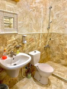 ein Badezimmer mit Toilette und Waschbecken in der Unterkunft Amir Palace Hotel in Aqaba