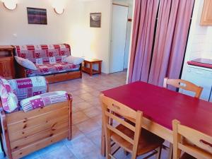 une cuisine et un salon avec une table et des chaises dans l'établissement Apartment with parking near River, à Val Cenis