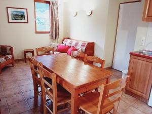une cuisine et une salle à manger avec une table et des chaises en bois dans l'établissement Apartment with balcony for 6 people, à Val Cenis 12 autres photos