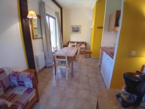 une cuisine et une salle à manger avec une table et des chaises dans l'établissement Apartment for 6 people in Val Cenis, à Val Cenis 12 autres photos