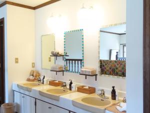 a bathroom with two sinks and two mirrors at Lodge Kent & Cottage Kent in Hokuto
