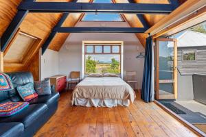 Postel nebo postele na pokoji v ubytování Lakefront Cottage - Lake Taupo Holiday Home