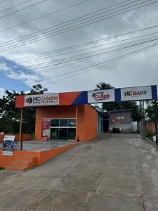 a fast food store with an empty parking lot at Hotel Calleb in Presidente Figueiredo