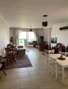 Μια τηλεόραση ή/και κέντρο ψυχαγωγίας στο La Vista Bay Sahel FIRST ROW