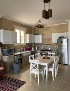 Η κουζίνα ή μικρή κουζίνα στο La Vista Bay Sahel FIRST ROW