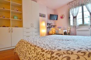 1 dormitorio con 1 cama grande y TV en Studio Silva, en Tirana