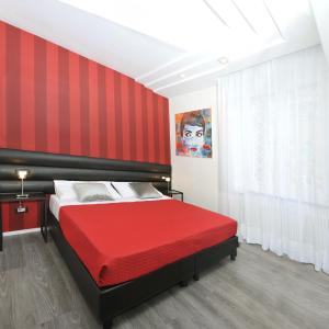 una camera rossa con letto con testiera rossa di Il Cavaliere a Roma