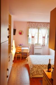 1 dormitorio con cama, mesa y ventana en Studio Silva, en Tirana