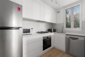 Η κουζίνα ή μικρή κουζίνα στο Chic 1-Bed Apartment by Balmoral Beach