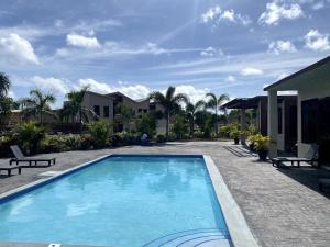uma piscina em um quintal ao lado de uma casa em Roses Cove, Serene & tranquil, a slice of peace em Ocho Rios