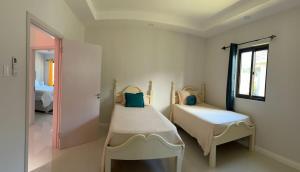 Uma cama ou camas num quarto em Roses Cove, Serene & tranquil, a slice of peace