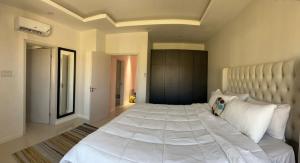 Uma cama ou camas num quarto em Roses Cove, Serene & tranquil, a slice of peace