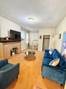 MunhallRose's comfortable place的带蓝色沙发和壁炉的客厅