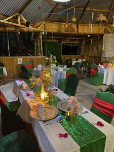 Restaurace v ubytování Amanya 1-Bed Leopard Tent