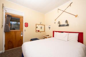 Ένα ή περισσότερα κρεβάτια σε δωμάτιο στο Yodeler Motel