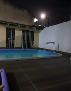 an empty swimming pool in a building at night at Linda casa para COP 30 in Belém