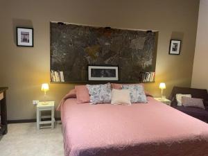 1 dormitorio con 1 cama rosa y 2 almohadas en Zolara Di Merlo, en Merlo 62 fotos más