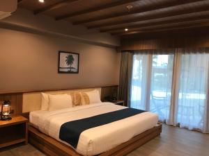 Ein Bett oder Betten in einem Zimmer der Unterkunft Koh Ma Beach Resort - SHA Extra Plus