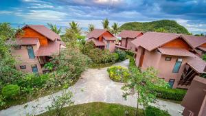 eine Luftansicht einer Gruppe von Häusern in der Unterkunft Koh Ma Beach Resort - SHA Extra Plus in Mae Haad