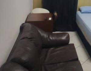 a brown leather couch sitting in a room at AP03 Próximo ao IFES - FAESA in Vitória