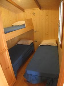 Habitación con 2 literas en una cabaña en Campeggio Valle Gesso, en Entracque