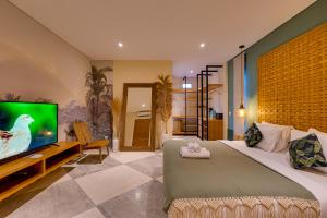 Μια τηλεόραση ή/και κέντρο ψυχαγωγίας στο Stylish Casa Indigo Apartment Canggu near Berawa Beach