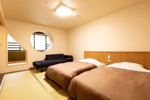 Postel nebo postele na pokoji v ubytování Ooedo Onsen Monogatari Premium Yamanaka Grand Hotel