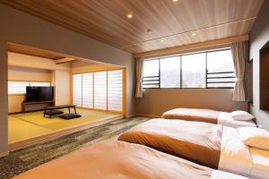 TV a/nebo společenská místnost v ubytování Ooedo Onsen Monogatari Premium Yamanaka Grand Hotel
