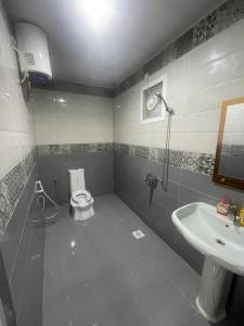 Phòng tắm tại نزل نسيم الحمراء - nseem alhamra inn +44 ảnh