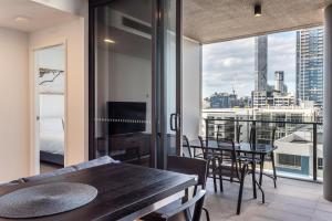 Μπαλκόνι ή βεράντα στο 1-Bedroom Apartment with Pool, Sauna, and Parking in South Brisbane