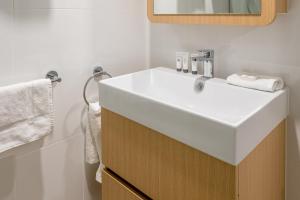 Ένα μπάνιο στο 1-Bedroom Apartment with Pool, Sauna, and Parking in South Brisbane +27 φωτογραφίες