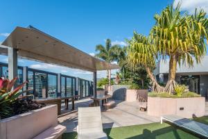 Κήπος έξω από το 1-Bedroom Apartment with Pool, Sauna, and Parking in South Brisbane
