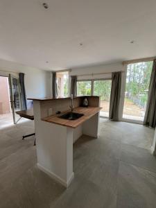 une cuisine avec un évier dans une pièce avec des fenêtres dans l'établissement Hermosa Casa y barbacoa en Balneario Solís con gran parque, a una cuadra de el mar, à Solís