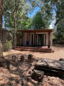 une petite cabine au milieu d'une forêt dans l'établissement Hermosa Casa y barbacoa en Balneario Solís con gran parque, a una cuadra de el mar, à Solís 20 autres photos