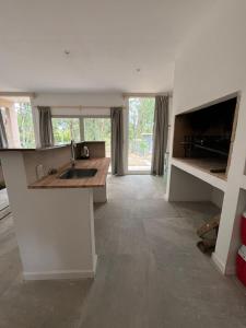 une cuisine avec un évier et un plan de travail dans l'établissement Hermosa Casa y barbacoa en Balneario Solís con gran parque, a una cuadra de el mar, à Solís