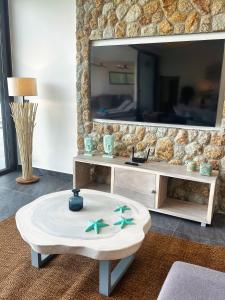 sala de estar con mesa y espejo grande en VILLA CHLOE - SEAVIEW - 4 Bedrooms, en Koh Samui 