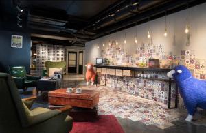 香港にあるアティテュード オン グランヴィルの壁に2匹のぬいぐるみが描かれた部屋