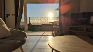 Istumisnurk majutusasutuses SUNSET L'argonaute T3 70 m2 jardin et terrasse vue lagon