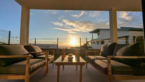 Istumisnurk majutusasutuses SUNSET L'argonaute T3 70 m2 jardin et terrasse vue lagon